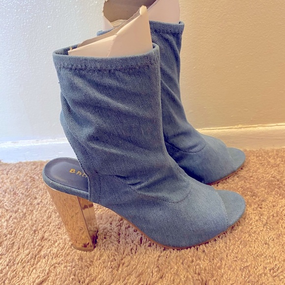 BAMBOO Chic Blue Jean and Gold Heeled Boots with Asymmetrical Design
💥Like New💥 - Picture 8 of 13
